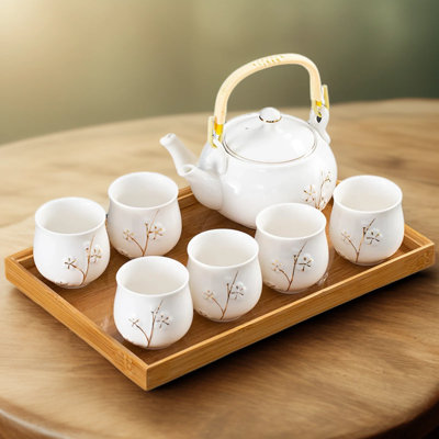 Service à thé japonais, théière en céramique blanche avec motif en relief de fleurs de prunier, théière de 660 ml, 6 tasses à thé, plateau à thé en bambou, crépine en acier inoxydable, service à la maison ou cadeau, service à thé Kung Fu