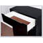 Commode 4 tiroirs Mid-Century moderne noire avec poignées encastrées et pieds ronds effilés, parfaite pour le rangement contemporain