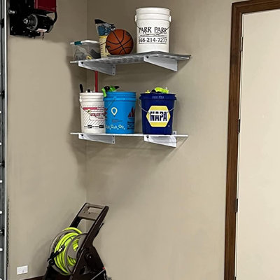 Ensemble de 2 tablettes murales blanches robustes pour garage 45 po x 15 po avec 4 crochets, système de rangement en acier inoxydable et en treillis métallique, capacité totale de 400 lb