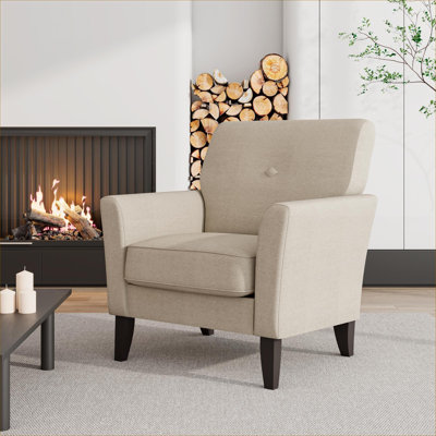 Chaise avec accoudoirs rembourrés et bouclés à finition beige, assise compacte capitonnée avec pieds en bois massif pour les petits espaces