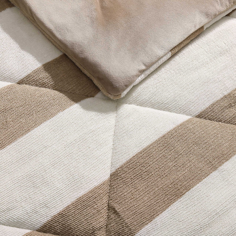 Ensemble d'édredon réversible en peluche Nautica Lawndale, Édredon pour très grand lit + 2 taies décorativ, Rayures brunes