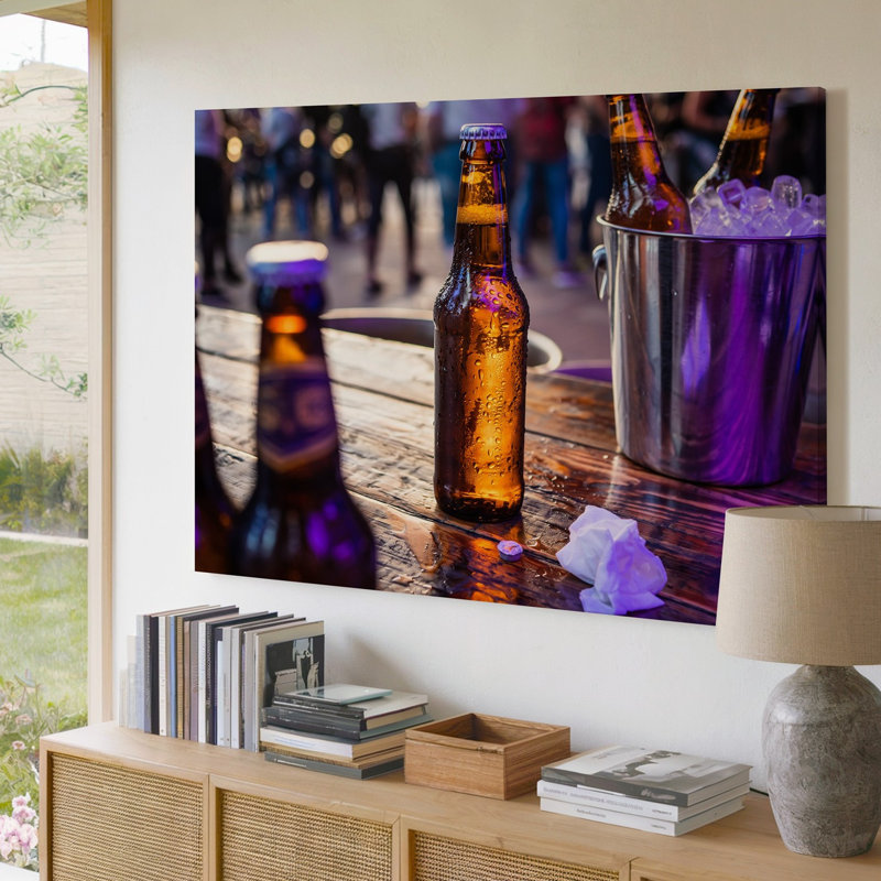 Toile, gros plan sur une bouteille de bière Corona, scintillant sur une table rustique en bois, H 11 po x l 14 po