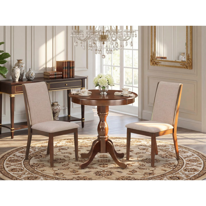 L'ensemble 3 pièces de table et chaises de cuisine comprend une table de salle à manger ronde avec piédestal et 2 chaises Parsons en tissu brun clair clair, 30 x 30 pouces, acajou