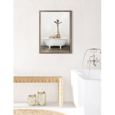 «Girafe 2 in Tub Color» par Amy Peterson, art mural en verre encadré