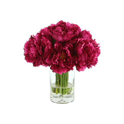 Arrangement floral de pivoines dans un vase en verre