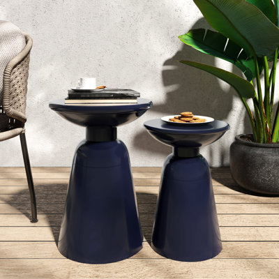 Tables de bout en métal S / 2 en métal bleu marine, design moderne avec structure en fer thermolaqué et structure de piédestal stable, 15,17 po x 15,17 po x 20,37 po et 12,00 po x 12,00 po x 17,25 po, table bleue à assembler Construction,
