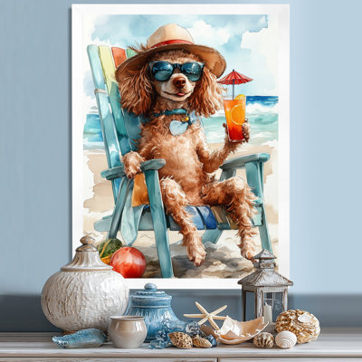 Caniche brun sur la plage relaxant