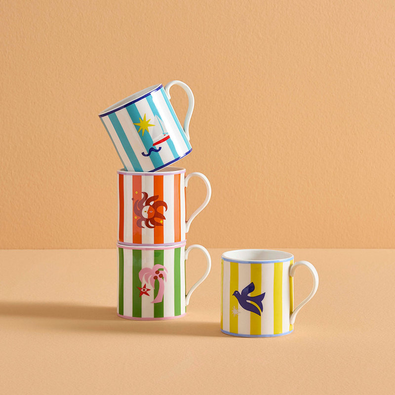 Ensemble de grandes tasses en boîte