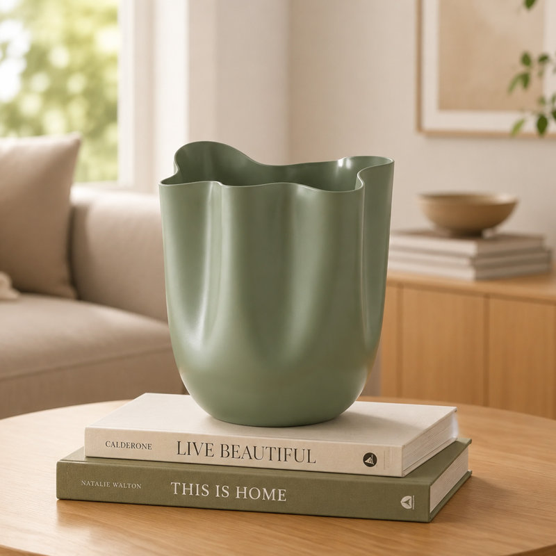 Vase moderne en aluminium avec rebord ondulé et motif sculptural