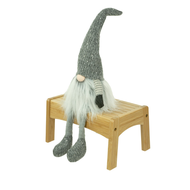 Gnome barbu gris assis