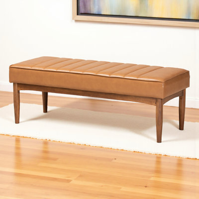Banc Hilley en similicuir brun clair et bois fini noyer, H 17,3 po x l 47 po x P 17,7 po