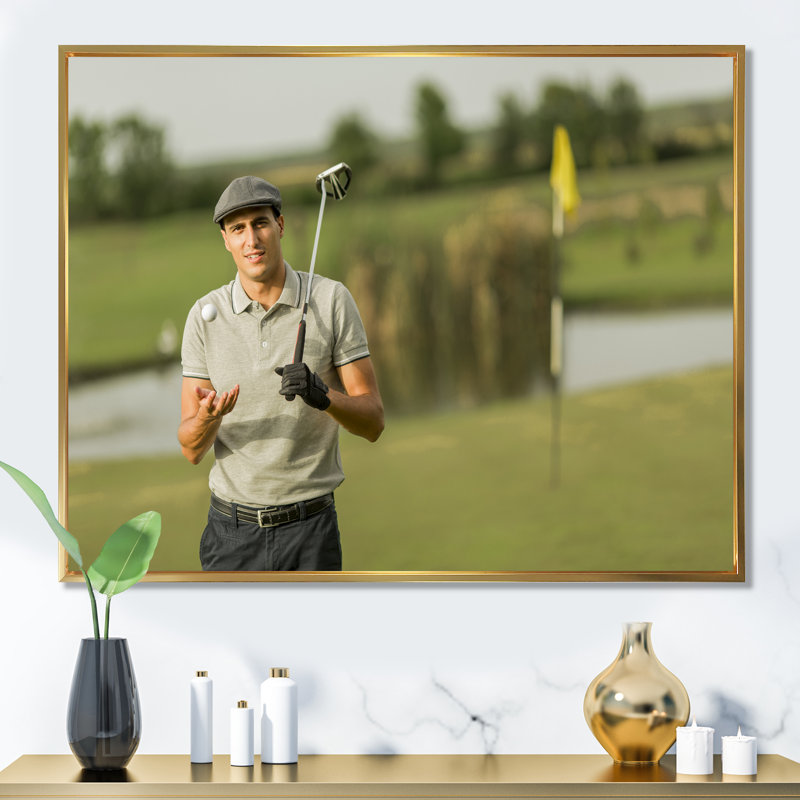 Golf Swing Photo II - Décoration murale sport, Cadre flottant doré, H 12 po x l 20 po x P 1 po