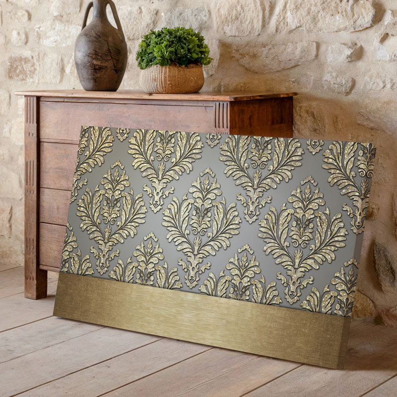 La toile crée un design de papier peint élégant avec un motif damassé complexe en or chatoyant contre un taupe doux