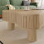 Table basse rectangulaire à plateau relevable de 42 pouces avec panneaux cannelés et rangement caché, bois massif aux tons naturels, style rustique