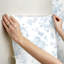 Rouleau de papier peint adhésif à motif de rosettes L 18 pi x l 20,5 po Everblooming-88374751
