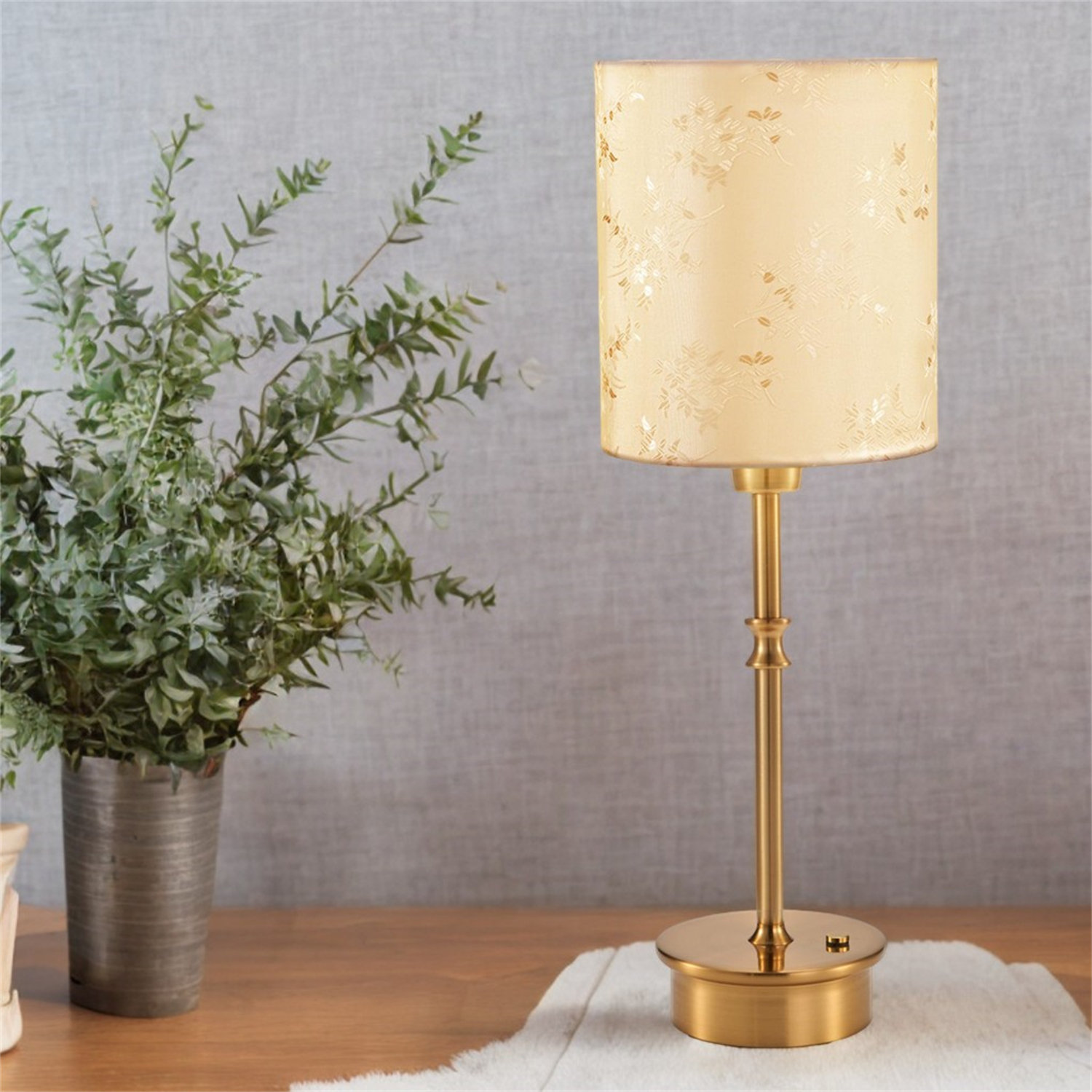 Lampe de table Georges Mathias en laiton gravé, années 1970