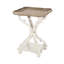Magnifique table d'appoint de style campagne française, avec un matériau à la finition vieillie captivante et un plateau à bords carrés.