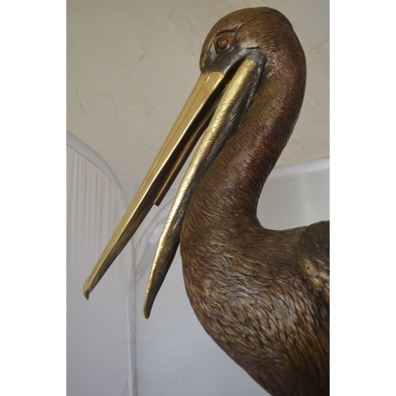 Statue Hooten Pelican sur une souche