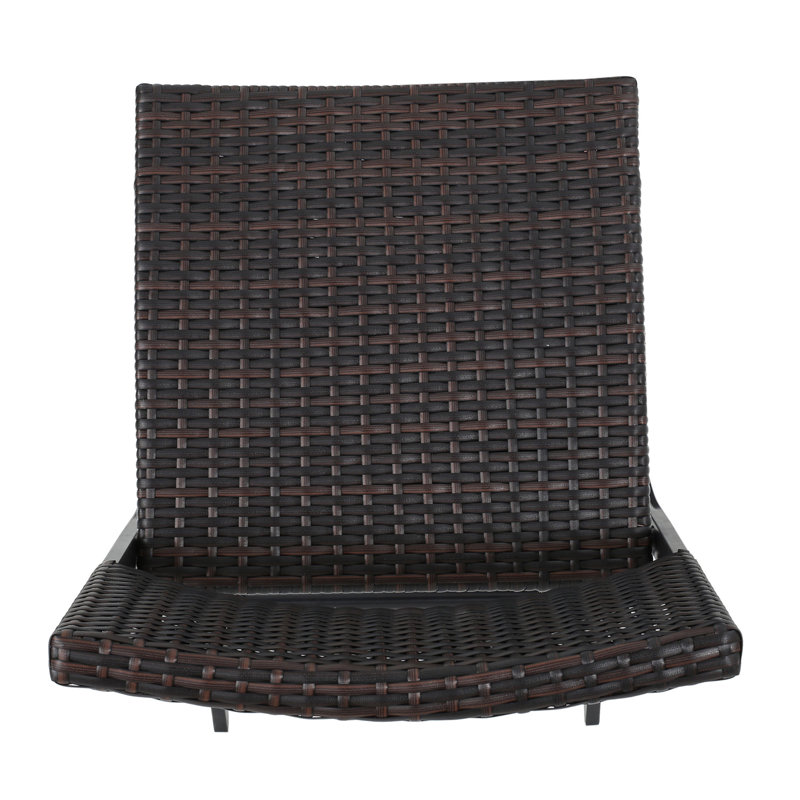 2 chaises de bar de jardin pliables en imitation bois, idéales pour le rangement.
