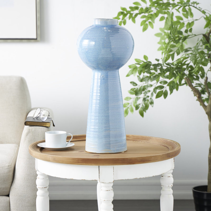 Vase bleu décoratif en céramique avec texture unique