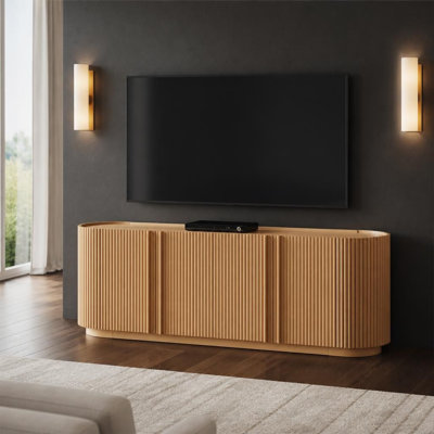 Meuble télé Mid-Century à grain de bois avec portes cannelées de style tambour, console média de campagne avec tablettes réglables, système de gestion des câbles intégré et dispositif de sécurité anti-basculement pour téléviseur de 70 po ou moins