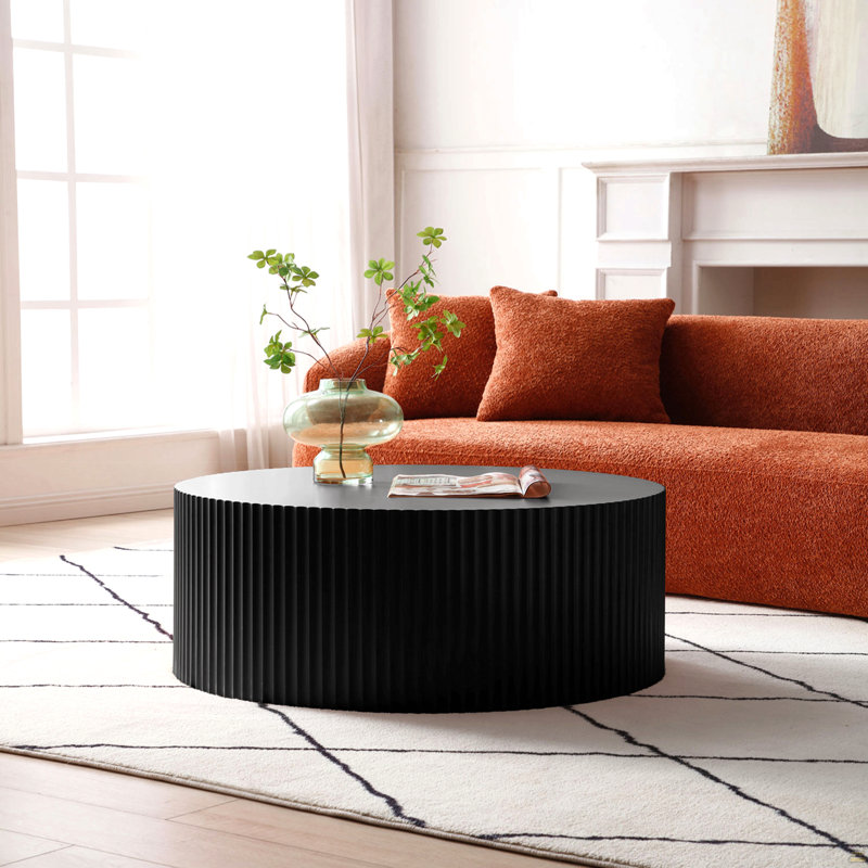 Table basse ronde avec motif en relief accrocheur