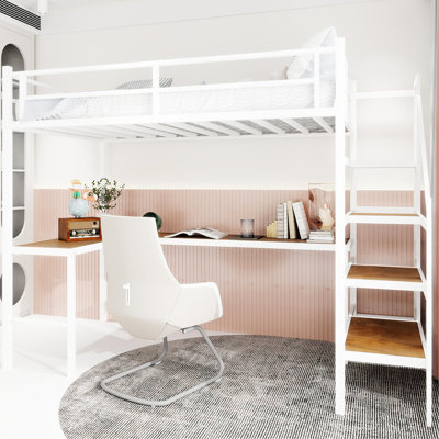 Lit mezzanine simple en fer avec bureau en L et tablette suspendue, fabrication robuste, fonctionnement silencieux, idéal pour les compartiments de rangement d'escaliers blancs, garde-corps 360, décoration de chambre polyvalente dans un petit