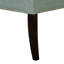 Banc d'appoint capitonné bleu sarcelle avec accoudoirs évasés, passepoil et siège en mousse haute densité offrant un soutien dorsal optimal. Tissu, idéal pour décorer un couloir. Construction robuste des accoudoirs. Un indispensable pour la chambre.