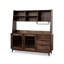 Armoire de rangement scandinave en bois massif contre le mur