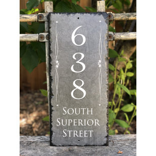 Plaque d'adresse suspendue sur 2 lignes