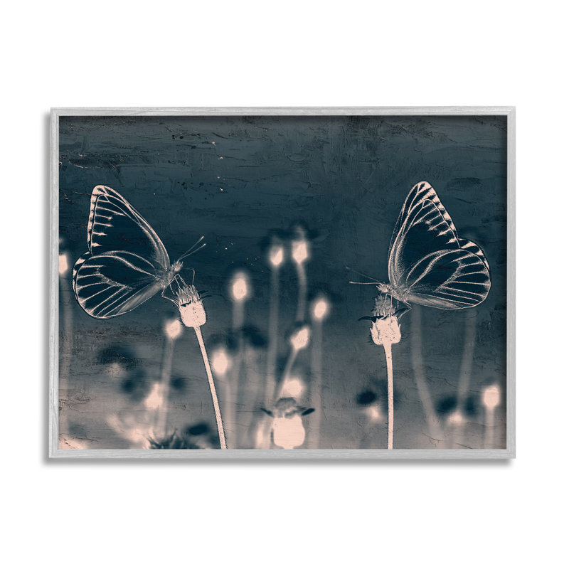 «Abstract Grey Butterflies Meadow» par Kim Allen, H 16 po x l 20 po, Estampe numérique Farmhouse