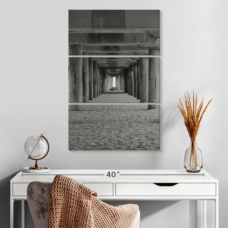 Aletra Black And White Dock, 32" H x 20" W