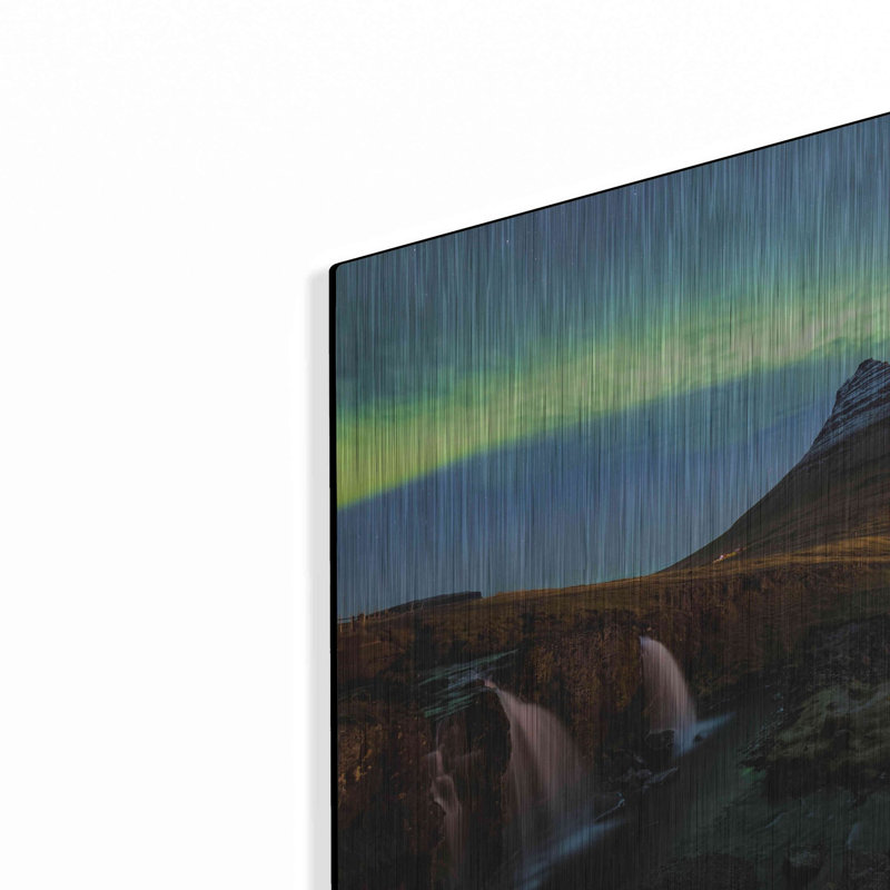 «Northern Light Aurora Borealis Over Kirkjufell 1» par Luxe, H 12 po x l 16 po
