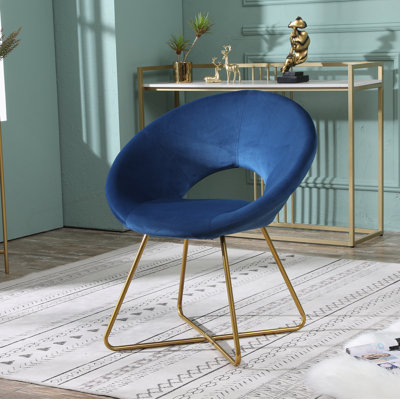 Luxueux fauteuil d'appoint rembourré avec base robuste, offrant confort et style pour des moments de détente à la maison.