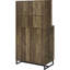 Armoire à vin moderne à 2 portes avec touche rétro, finition chêne rustique, façade à chevrons, support et verres à pied pour armoire de salle à manger de style transitionnel, rangement pour bouteilles, quincaillerie bronze industriel