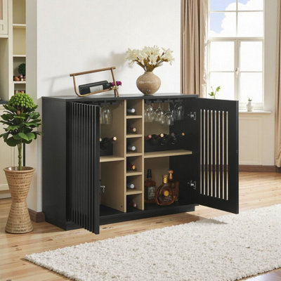 Armoire à liqueur cannelée de style Mid-Century avec porte-verre et support à vin - Buffet de rangement en panneau de fibres à densité moyenne noir pour le salon, la salle à manger, la cuisine