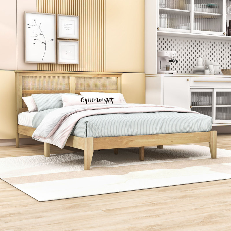Grand lit plateforme en bois avec tête de lit