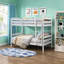 Lit superposé simple au-dessus de simple pour chambre de jeunes, structure en bois massif blanc classique avec garde-corps