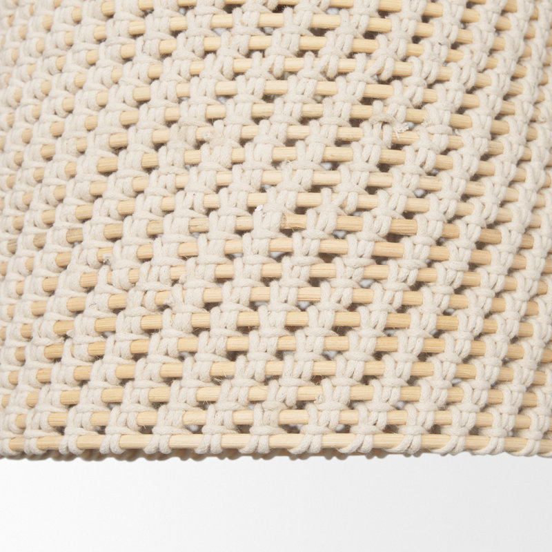Buzingham est un luminaire suspendu à 1 lumière avec un abat-jour en forme de cloche tissé à partir de corde de coton avec une chaîne et un auvent de finition dorée