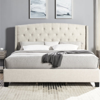 Grand lit tapissier avec capitonnage à boutons beige