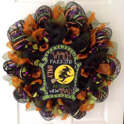 Couronne d'Halloween garnie de sorcière qui stationne toutes les autres