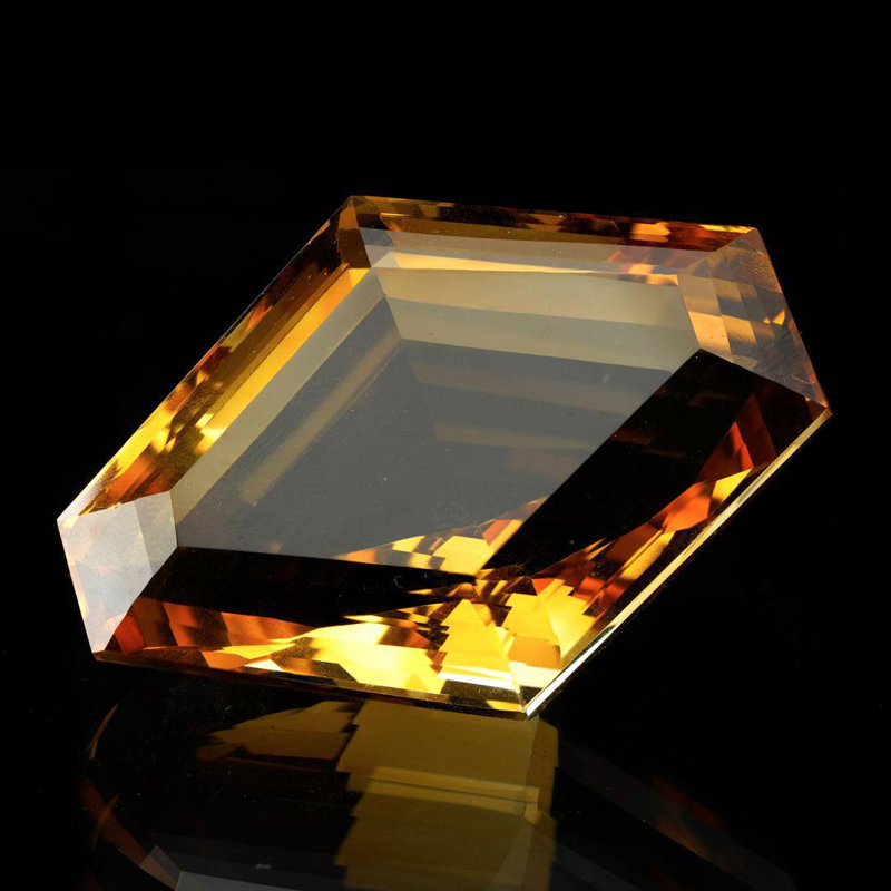 Citrine 279,7 carats taillée en trapèze du Brésil