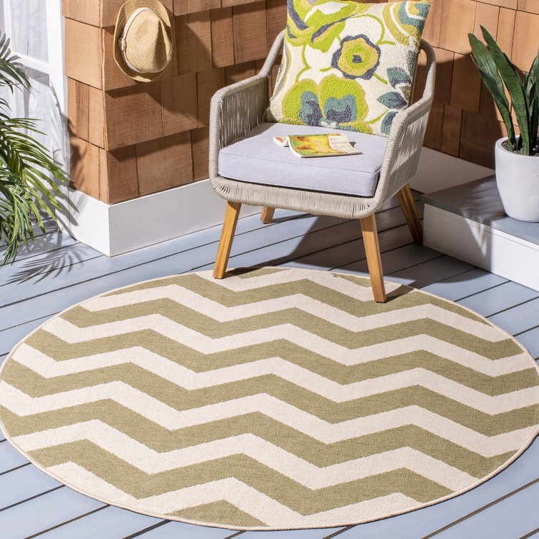 Arneshia Chevron Indoor / Outdoor Area Rug in Green/Beige
