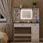 Meuble-lavabo blanc avec 4 tiroirs et tablettes, bureau de maquillage de ferme 42,1 po avec miroir coulissant et lumières, un grand meuble-lavabo rustique convenant à la chambre à coucher.
