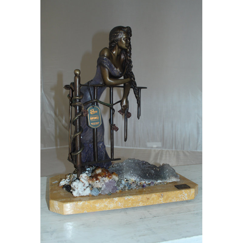 Statue en bronze Judith sur pierre améthyste par Vidal - Taille: L 16 po x l 10 po x H 18 po.