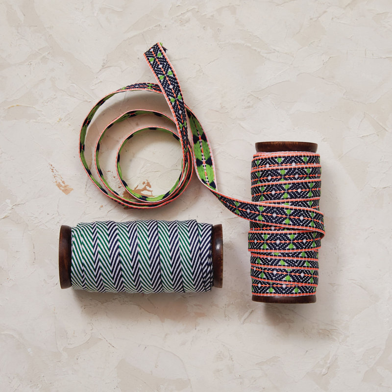 Ruban de tissu jacquard avec motif sur bobine de bois
