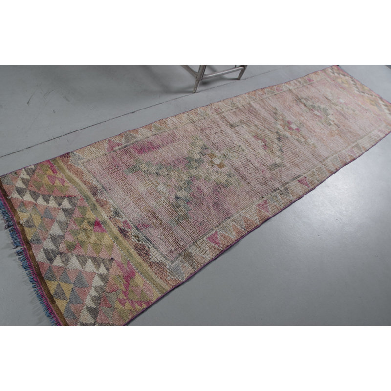 Tapis turc rétro Oushak Herki en rose pour chambre à coucher ou salle à manger avec motif tribal oriental