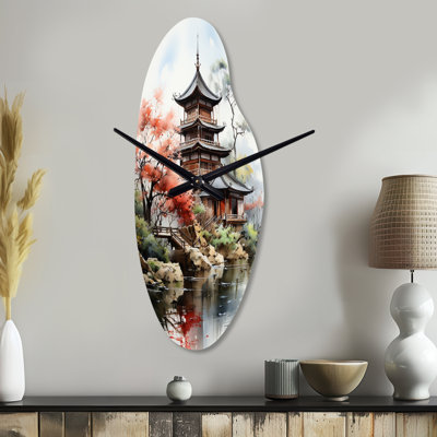 Asian Art Serene Pagoda IV - horloge murale asiatique incurvée en métal, impression corail asymétrique