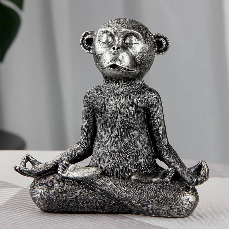 Statue de singe avec pose de yoga