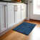 Tapis bleu marine Cerrito AMF564 lavable à la machine de qualité supérieure